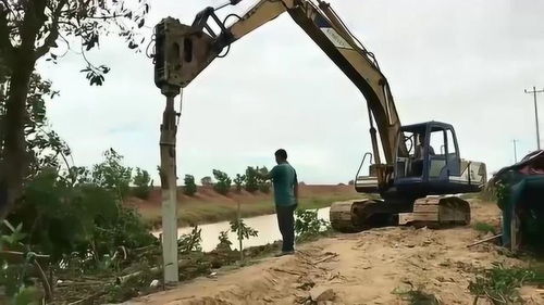 挖掘機(jī)還能打樁,這技術(shù)一天最少800